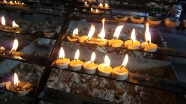 Mumları yakmak kilisedeki yaylalardır. 