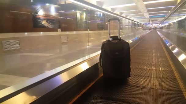 Une Valise Bagages Solitaire Sur Tapis Roulant Aéroport Taiwan — Video