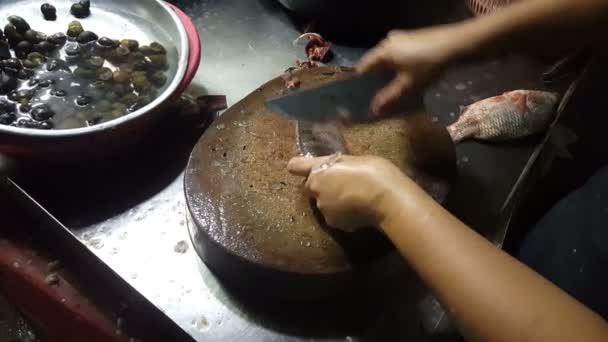 Aziatische Vrouw Handen Voorbereiding Van Een Vis Voor Bbq — Stockvideo