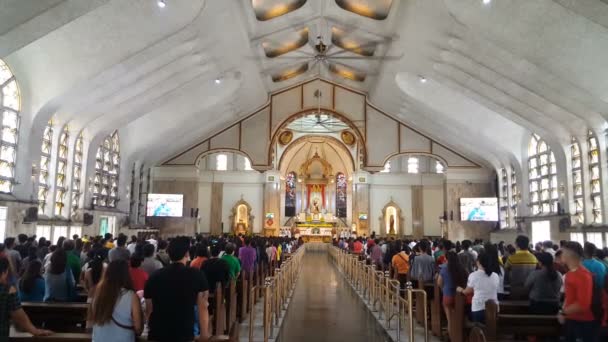 Mensen Bidden Grote Kerk Manilla Filippijnen — Stockvideo