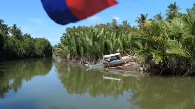 San Vicente 'de küçük bir nehirde, Filipinler' de, Palawan 'da banga teknesi olan bir tekne.