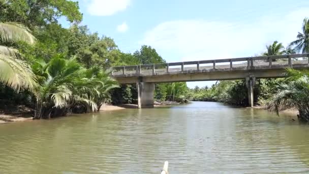 Bateau sur une petite rivière à San Vicente avec bateau banga, Palawan, Philippines 