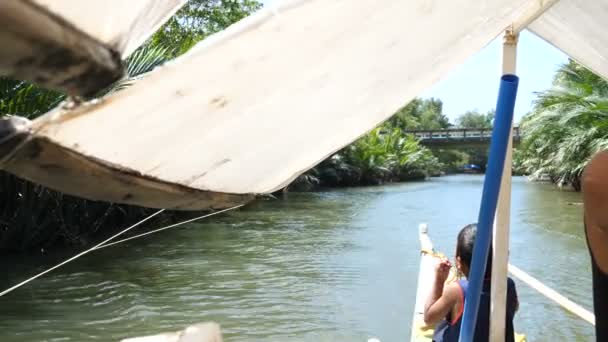 在圣文森特用班加小船在一条小河上划船 菲律宾巴拉旺 — 图库视频影像
