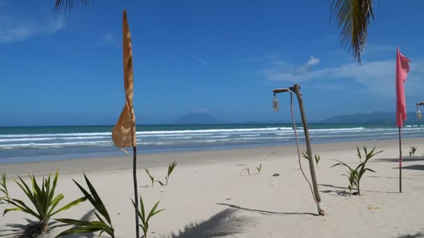 フィリピン パラワン州サンビンセンテの長い白いビーチの旗 — ストック動画
