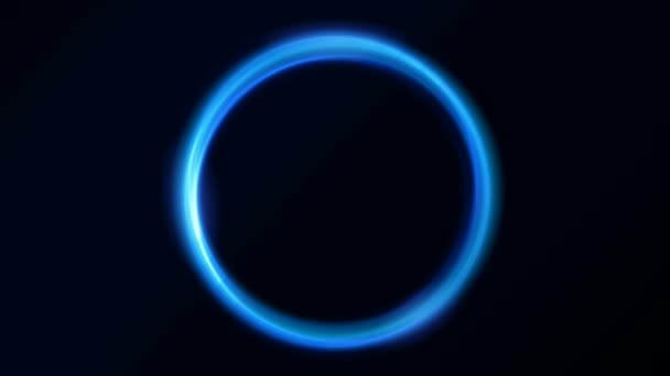 抽象的蓝光发光圆圈动画 动画一个抽象的闪亮的蓝色霓虹灯的 Sloar 在黑色背景上的明亮效果 — 图库视频影像