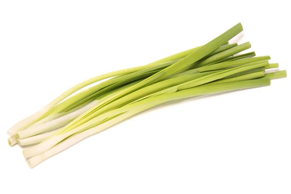 Beyaz bir arka plan üzerinde demet soyulmuş soğan.
