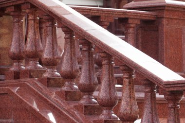 Granit korkuluklar. Parmaklıklar kırmızı granitten yapılmış. Mimari elementler.