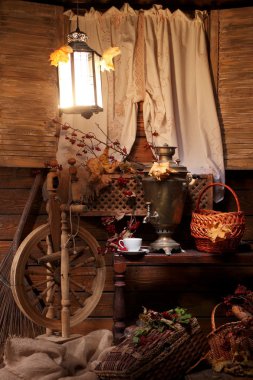 Samovar ve bir fincan çay. Bir fincan çay ve fener ışığında bir Rus semaveri. Sonbahar.