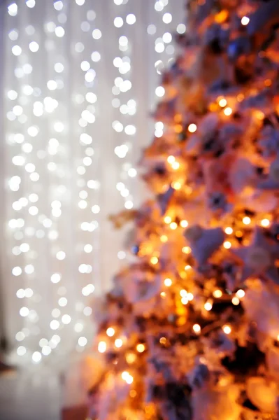 Feierlicher Hintergrund Schöne Rasfokus Lichter Von Weihnachtsgirlanden — Stockfoto