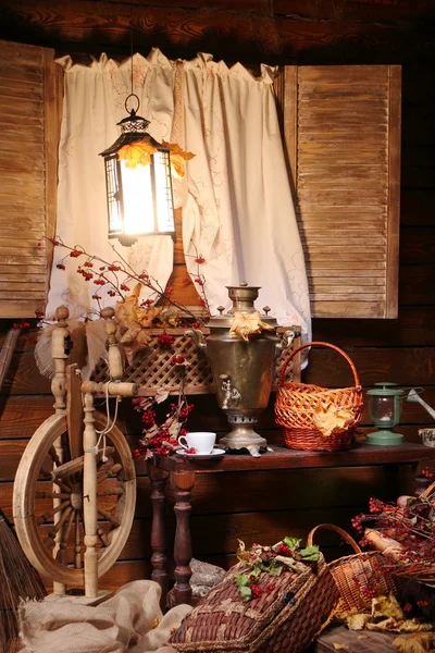 Samovar ve bir fincan çay. Bir fincan çay ve fener ışığında bir Rus semaveri. Sonbahar.