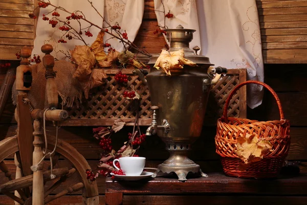 Samovar ve bir fincan çay. Bir fincan çay ve fener ışığında bir Rus semaveri. Sonbahar.
