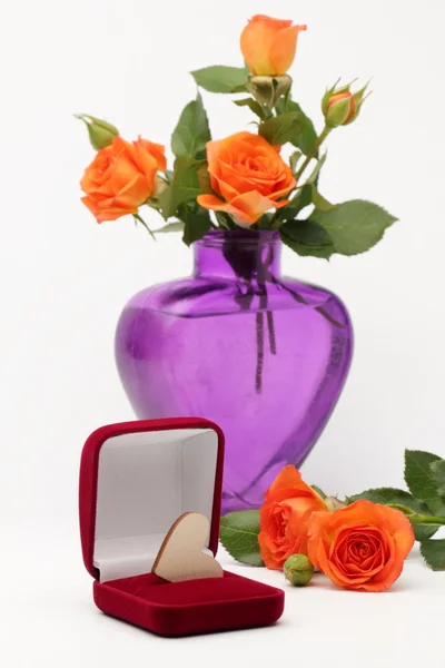 Corazón Madera Una Caja Jarrón Púrpura Con Rosas Naranjas — Foto de Stock