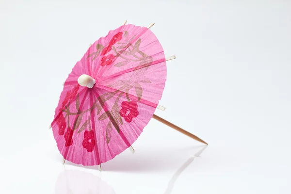 beyaz zemin üzerinde kokteyl şemsiye.