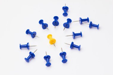 Beyaz zemin üzerinde mavi ve sarı raptiye.