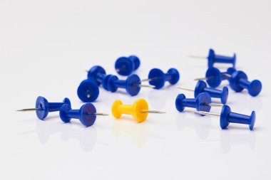 Beyaz zemin üzerinde mavi ve sarı raptiye.