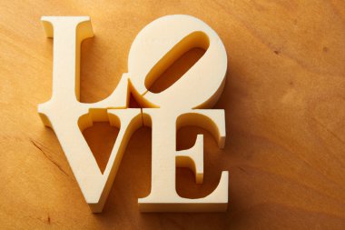Plastik harfler kelime ahşap arka plan üzerinde yazılı aşk şekillendirme.