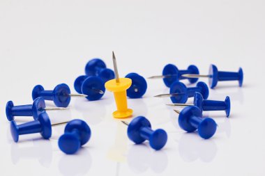 Beyaz zemin üzerinde mavi ve sarı raptiye.