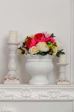 Noel süslemeli yeni yıl kompozisyonu - şöminede mumlar ve klasik saatli şamdanlar. Beyaz arkaplanda kompozisyon.