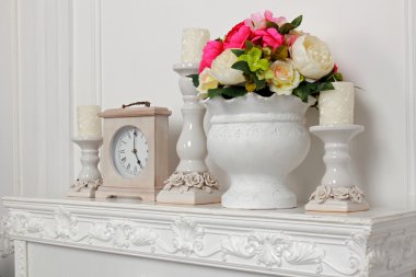 Noel süslemeli yeni yıl kompozisyonu - şöminede mumlar ve klasik saatli şamdanlar. Beyaz arkaplanda kompozisyon.