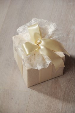 Yeni yıl hediyesi. Aydınlık çelenklerin arka planında güzel bir yeni yıl hediyesi.