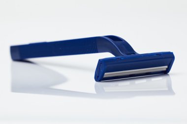 Beyaz arkaplanda traş bıçağı izole edilmiş.