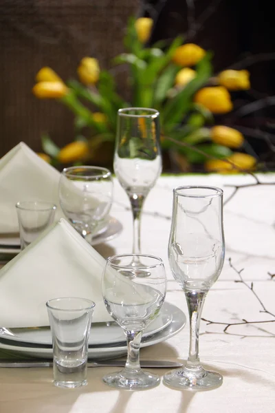 Decoración de la mesa de fiesta tulipanes amarillos . —  Fotos de Stock