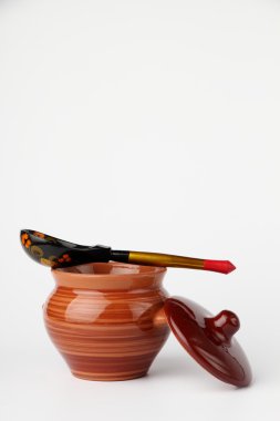 Seramik saksı ve kaşık.
