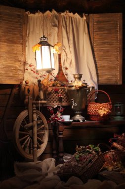 Samovar ve bir fincan çay. Bir fincan çay ve fener ışığında bir Rus semaveri. Sonbahar.