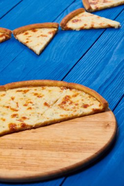 Retrato de sonrientes operador chica del call centerPizza quattro fromaggi ahşap oyun tahtası.