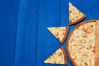 Retrato de sonrientes operador chica del call centerPizza quattro fromaggi ahşap oyun tahtası.