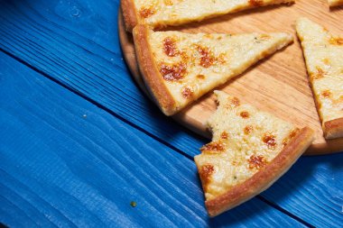 Retrato de sonrientes operador chica del call centerPizza quattro fromaggi ahşap oyun tahtası.