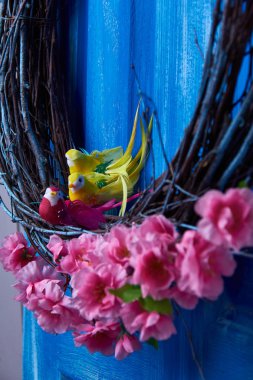 Güzel mavi arka plan bir ağaç dalı kiraz çiçekleri ile.