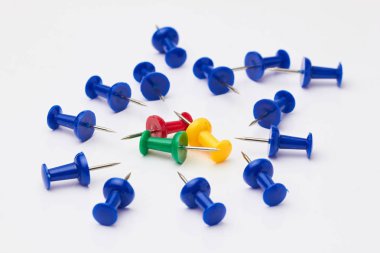 Beyaz zemin üzerinde mavi, sarı, kırmızı ve yeşil raptiye.