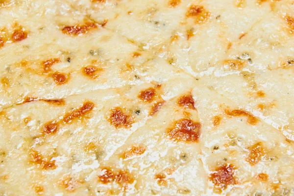 Tahta üzerinde üç peynirli pizza..