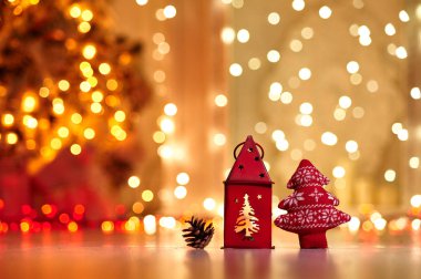 Bir Noel ağacı oyuncağı ve çelenk ışıklarının önünde bir Noel feneri. Yeni yıl kutlaması.