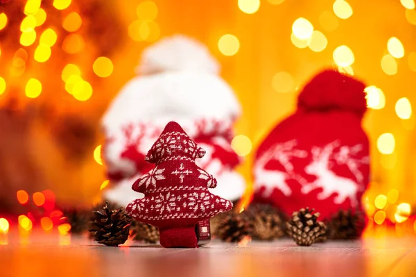 Noel ağacı oyuncağı ve köknar konisi örgü şapkalar ve yılbaşı ışıklarına karşı. Yeni yıl kutlaması.