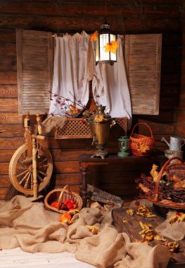 Samovar ve bir fincan çay. Bir fincan çay ve fener ışığında bir Rus semaveri. Sonbahar.