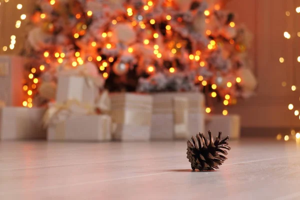 Koni ladin ve çelenk. / Koni ladin Noel ışığının zemininde yatıyor..