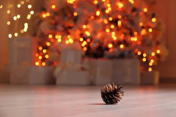 Koni ladin ve çelenk. / Koni ladin Noel ışığının zemininde yatıyor..