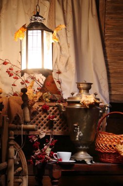 Samovar ve bir fincan çay. Bir fincan çay ve fener ışığında bir Rus semaveri. Sonbahar.