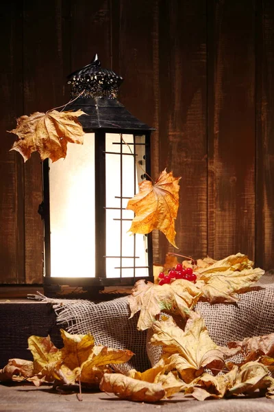 Tradycyjna Latarnia Azjatycka Jesiennymi Dekoracjami Drewnie Wiejskim Stock Image Pionowy — Zdjęcie stockowe