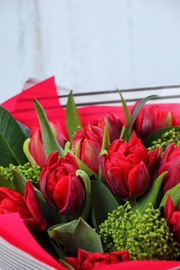 Bir buket kırmızı lale..