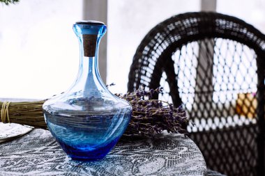 Boş mavi şişe ve bir demet kuru lavanta.