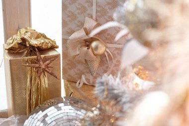 Işıklar çelenk bir arka plan üzerinde güzel yeni yıl hediye.