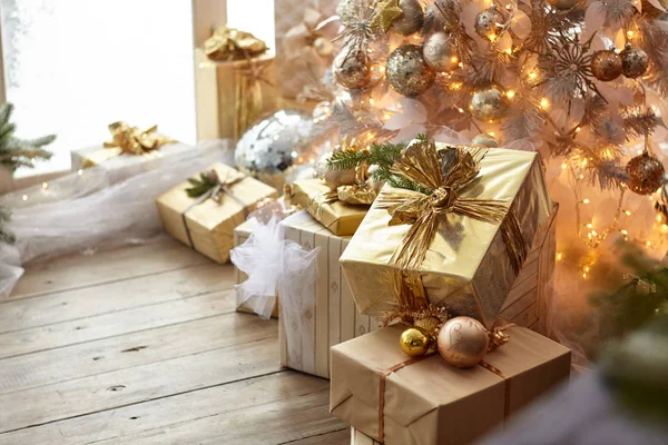 Işıklar çelenk bir arka plan üzerinde güzel yeni yıl hediye.