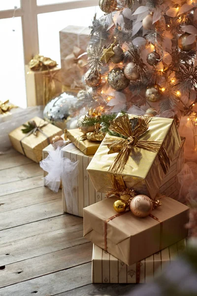 Işıklar çelenk bir arka plan üzerinde güzel yeni yıl hediye.