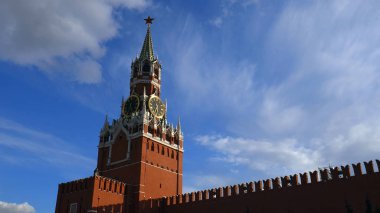 Kremlin 'in Spasskaya Kulesi' ndeki saat. Moskova.
