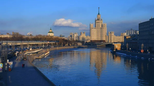 Flytande Bro Zaryadye Park Och Höghus Byggnad Moskvoretskaya Bankment Moskva — Stockfoto