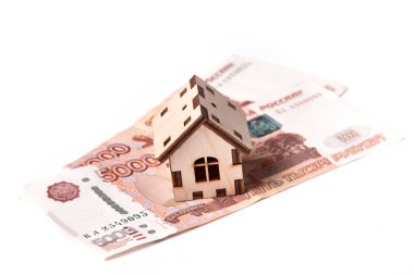 Evin altında Rus rublesi banknotları. / Para birimi, Satılık, Ev İpoteği Belgesi, Taşınma Evi