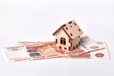 Evin altında Rus rublesi banknotları. / Para birimi, Satılık, Ev İpoteği Belgesi, Taşınma Evi